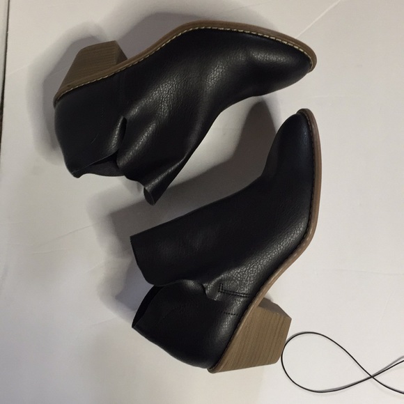 Universal Thread Shoes - Women’s black booties size 9 new with tags